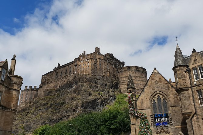 Public guided tour of Edinburgh at a minimum price - in French - Key points at a glance