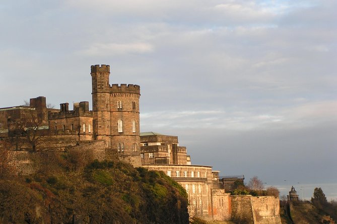 Public guided tour of Edinburgh at a minimum price - in French - Why the Old Town and New Town pairing works