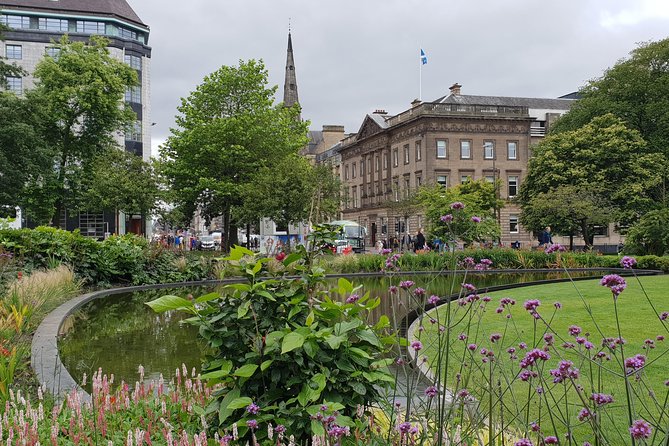 Public guided tour of Edinburgh at a minimum price - in French - Walking through the medieval Old Town