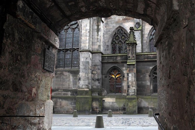 Royal Mile and Edinburgh Castle - Small Group Walking Tour - Walking conditions, weather, and bags