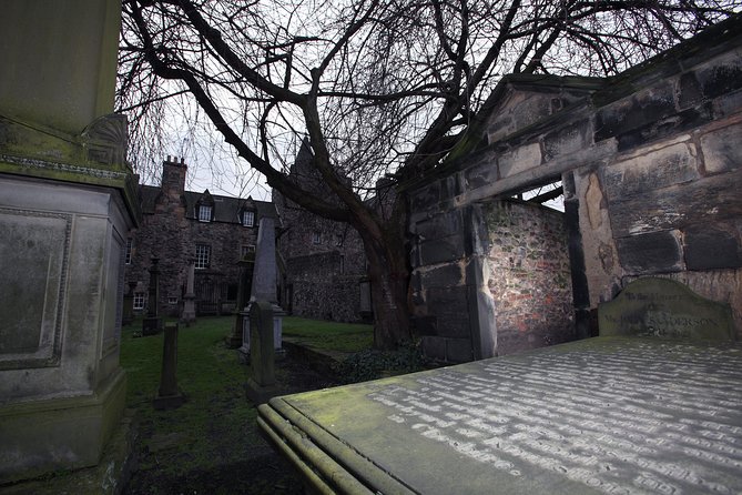 Small Group Edinburgh Underground Vaults & Graveyard Ghost Tour - How the guides shape the experience
