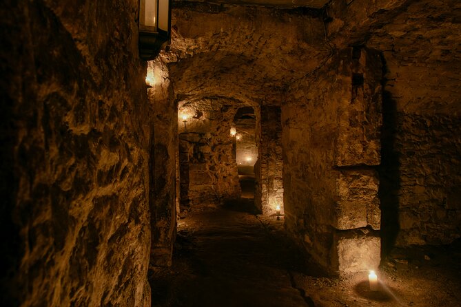 Small Group Ghost Tour incl. Underground Vaults & free drink in Megget's Cellar - Why this ghost tour works better than a simple scare show