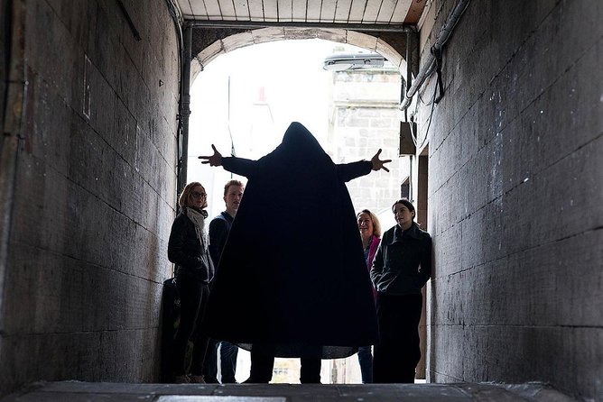 Small Group Ghost Tour incl. Underground Vaults & free drink in Megget's Cellar - Walking the closes and wynds after dark