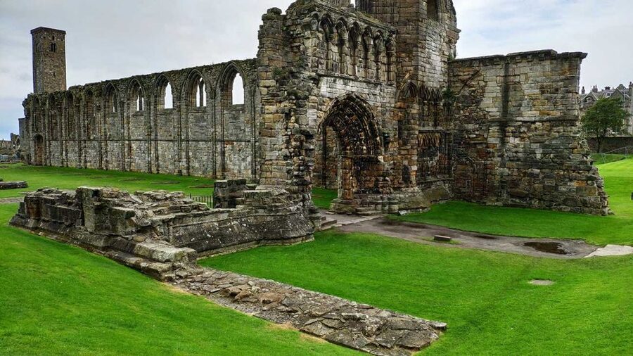 St Andrews: Guided Walking Tour, 12pm, 2pm daily - The Swilcan Bridge finish