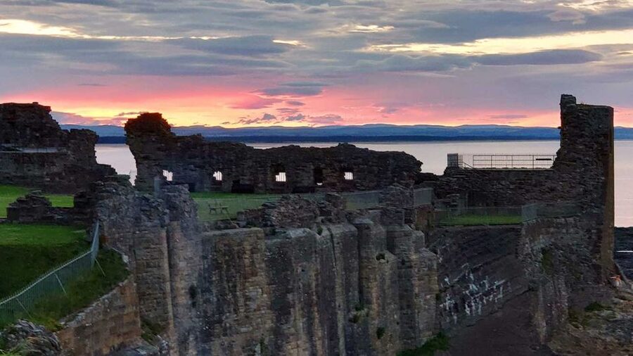 St Andrews: Guided Walking Tour, 12pm, 2pm daily - Walking from the town to the Old Course