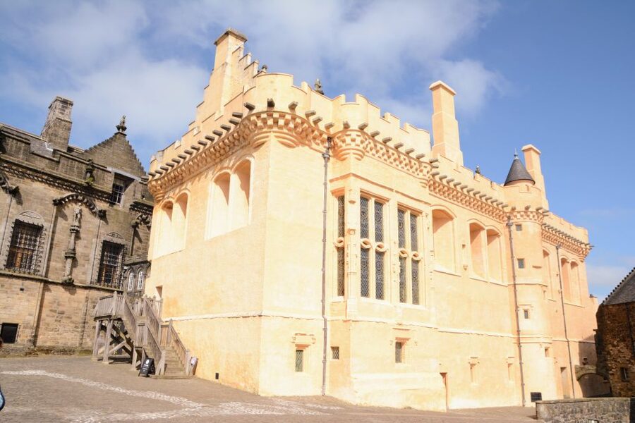 Stirling Castle: Skip-the-Line Guided Tour in Spanish - Starting at the Portcullis Hotel