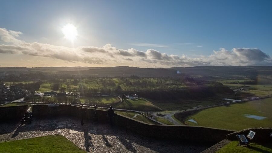 Stirling Castle: Skip-the-Line Guided Tour in Spanish - The esplanade and Scotland’s most fought-over fortress