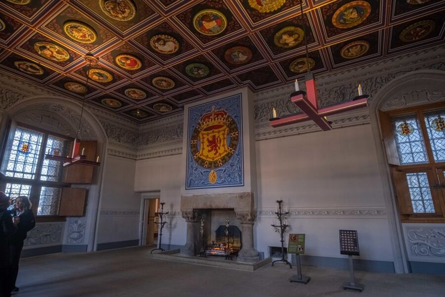 Stirling Castle: Skip-the-Line Guided Tour in Spanish - King Arthur, ghosts, and castle legend