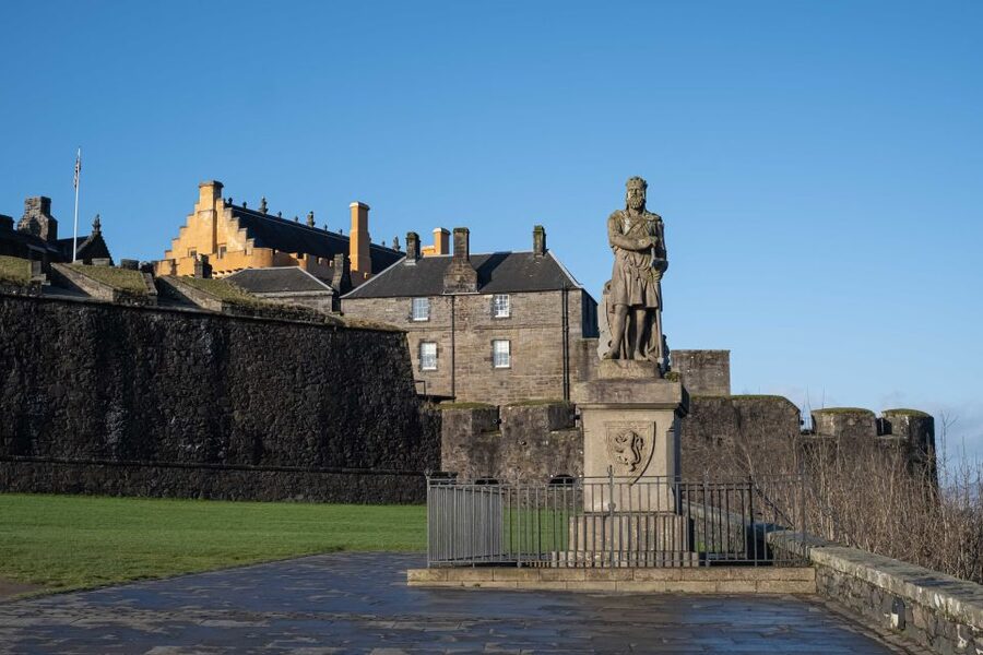 Stirling Castle: Skip-the-Line Guided Tour in Spanish - What the 1.5-hour schedule really gives you