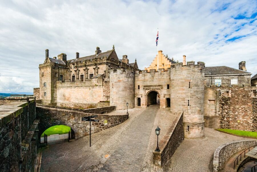 Stirling Castle: Skip-the-Line Guided Tour in Spanish - Weather, access, and what to bring