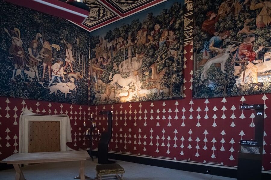 Stirling Castle: Skip-the-Line Guided Tour in Spanish - Inside the royal palace