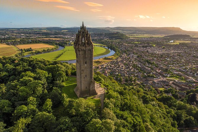 Stirling, Highlands & Distillery in Spanish - Dunkeld offers a brief taste of village Scotland