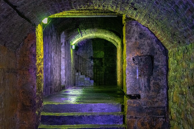 Underground Vaults Walking Tour in Edinburgh Old Town - Why the guides matter so much